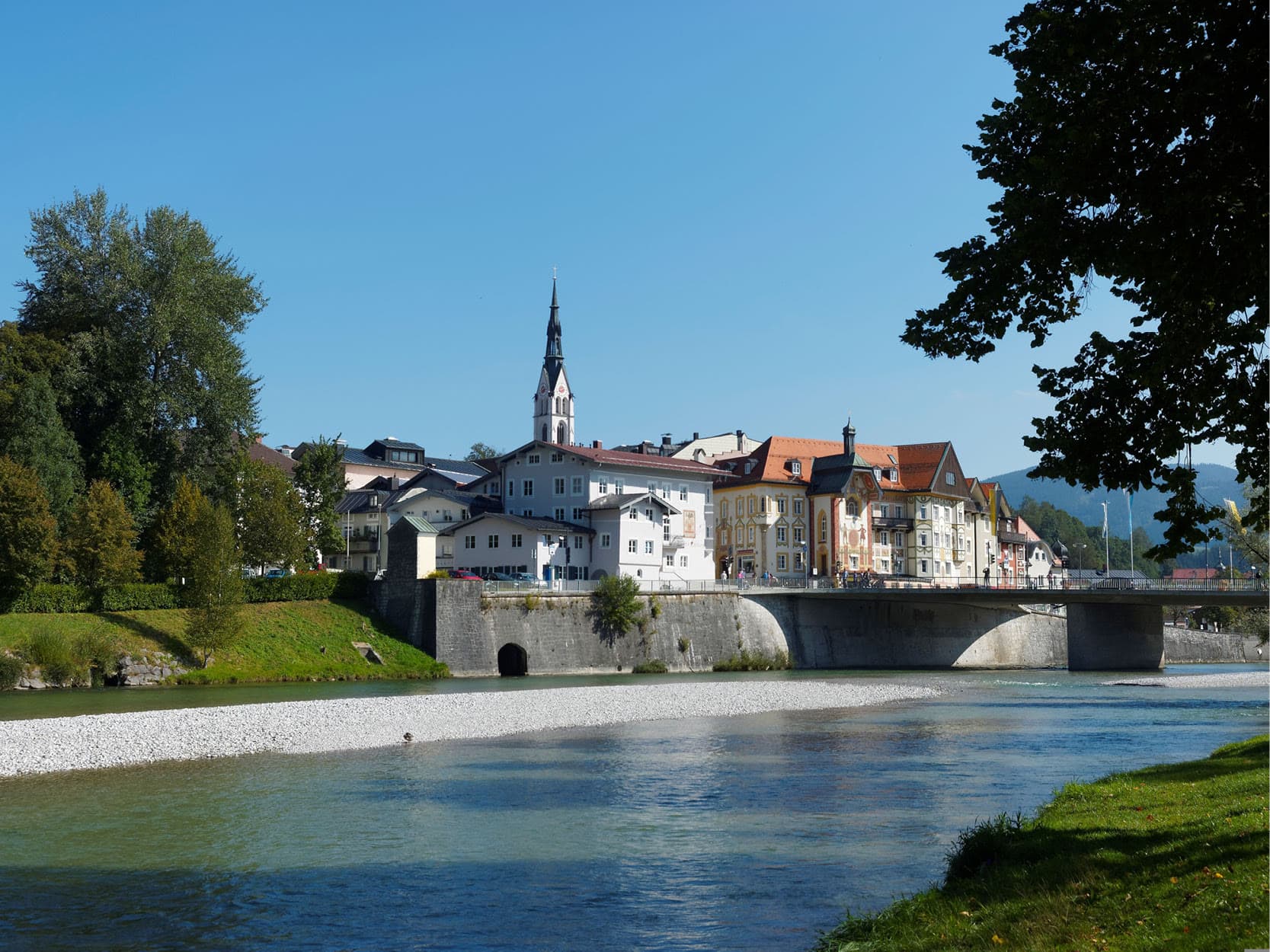 Bad Tölz mit Kirchturm und Brücke über die Isar