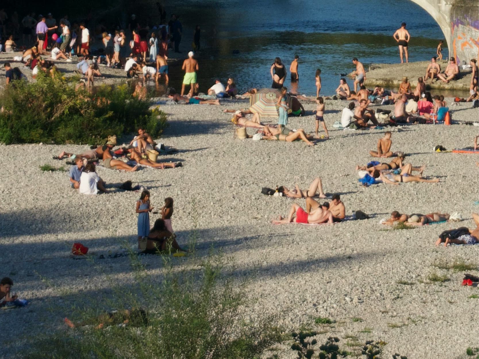 Sonnende auf den Kiesbänken am Flaucher