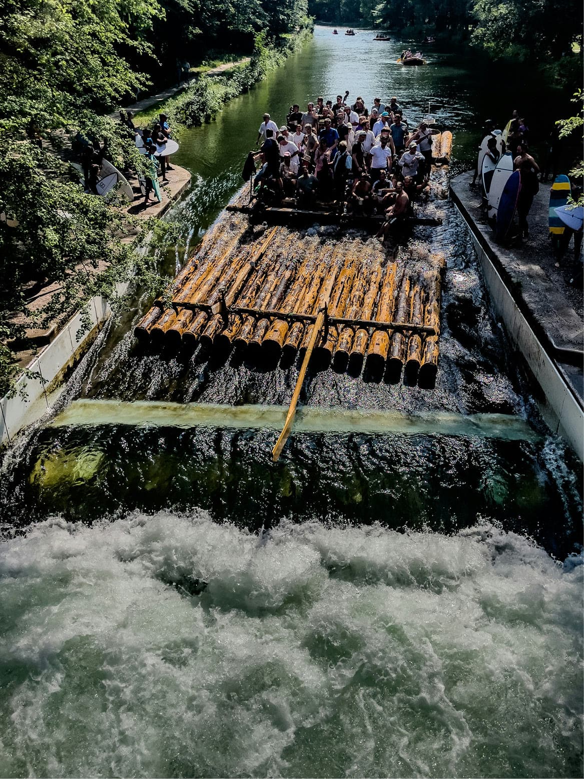 Besetztes Floß auf der Isar von oben gesehen