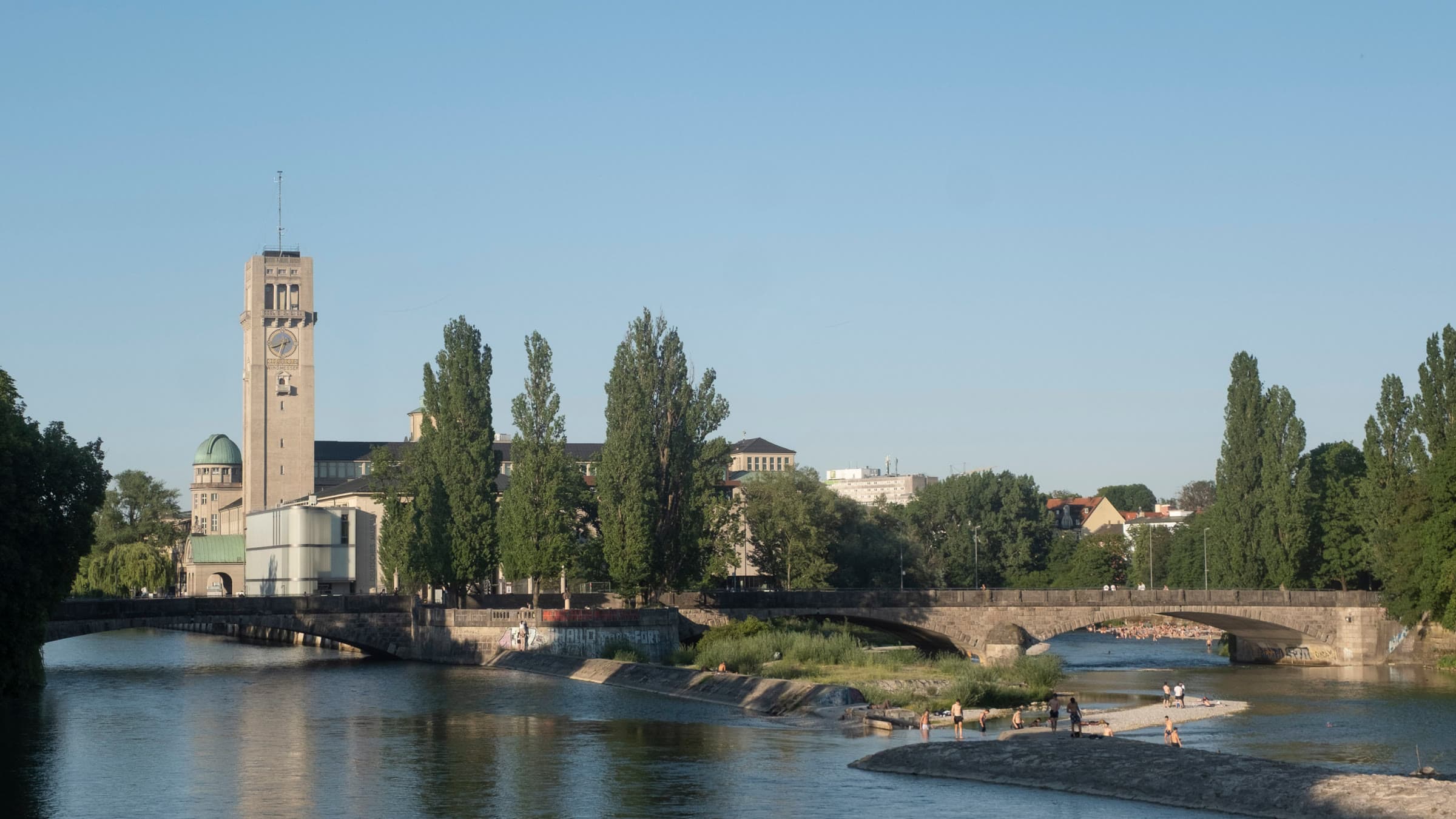 Die Isar am Deutschen Museum, im Hintergrund die Ludwigsbrücke