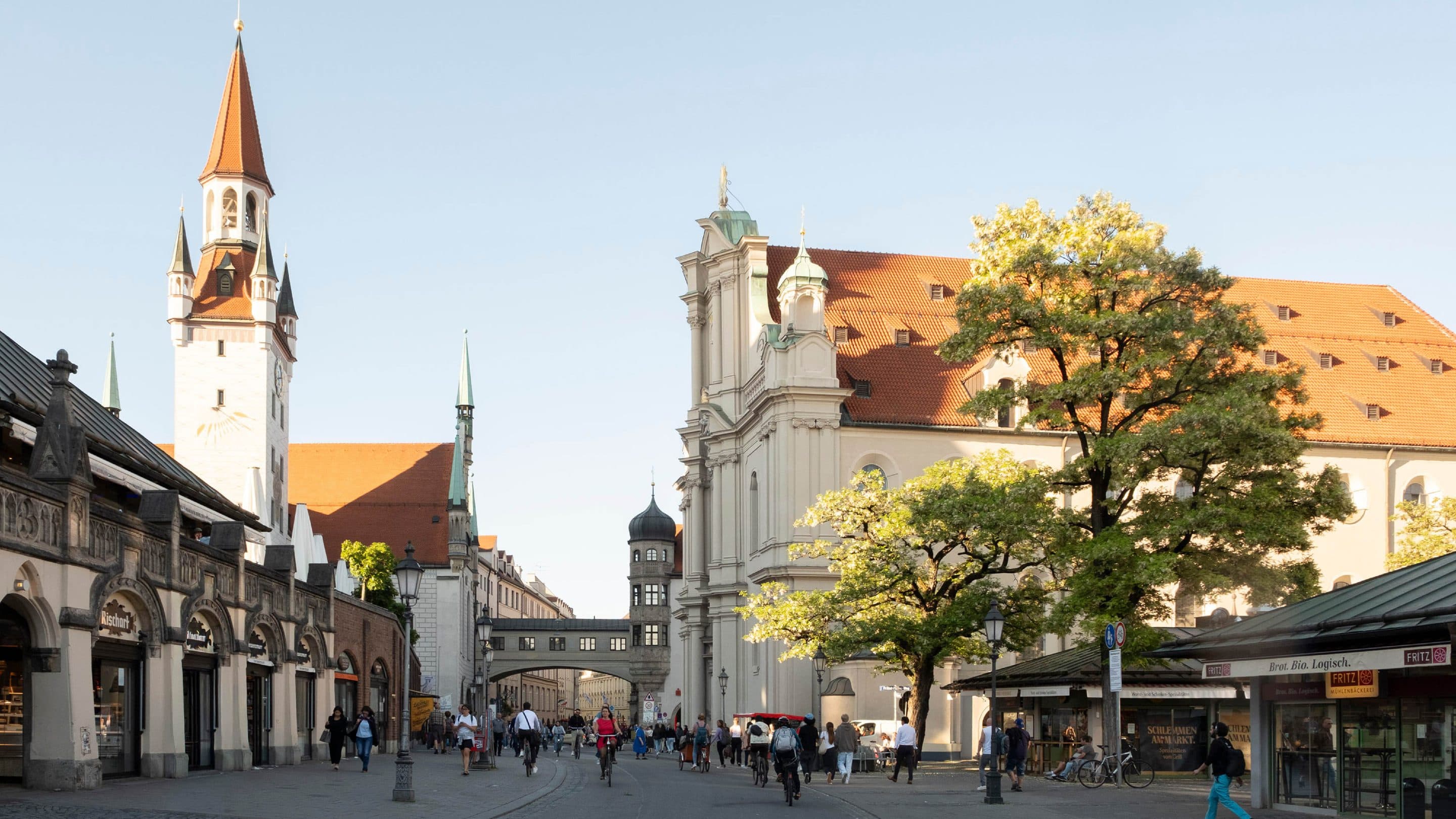 Altes Rathaus und Heilig-Geist-Kirche in der Münchner Altstadt im Abendlicht