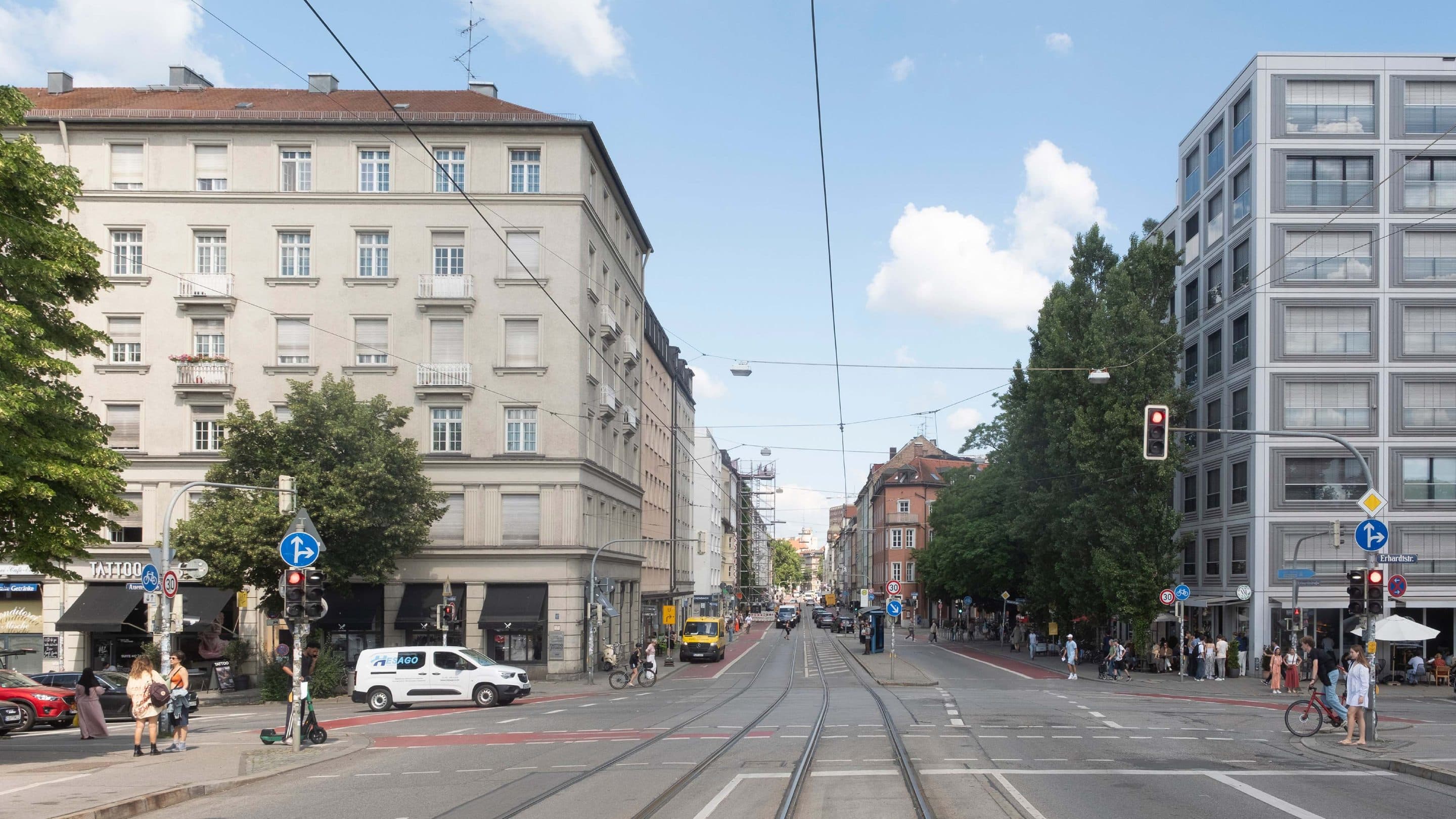 Blick durch die Fraunhoferstraße mit Tramgleisen und Altbauten