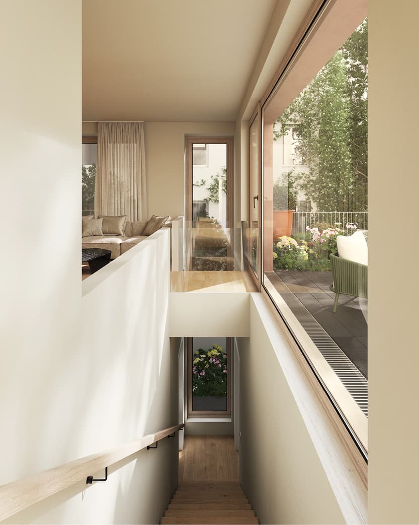 Blick von einem Treppenpodest durch die raumhohe Verglasung auf die Terrasse mit Hortensien und Sessel, dahinter Bäume