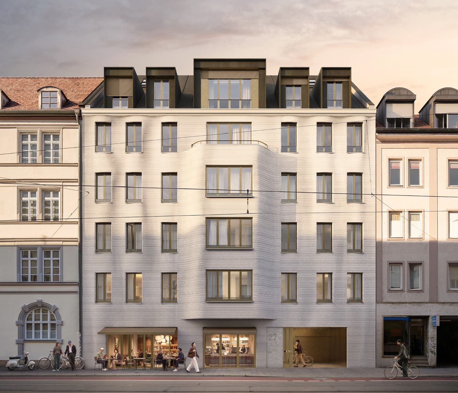 Straßenfassade des Glockenhofers zwischen Altbauten, im Erdgeschoss ein Café, davor die Tramgleise