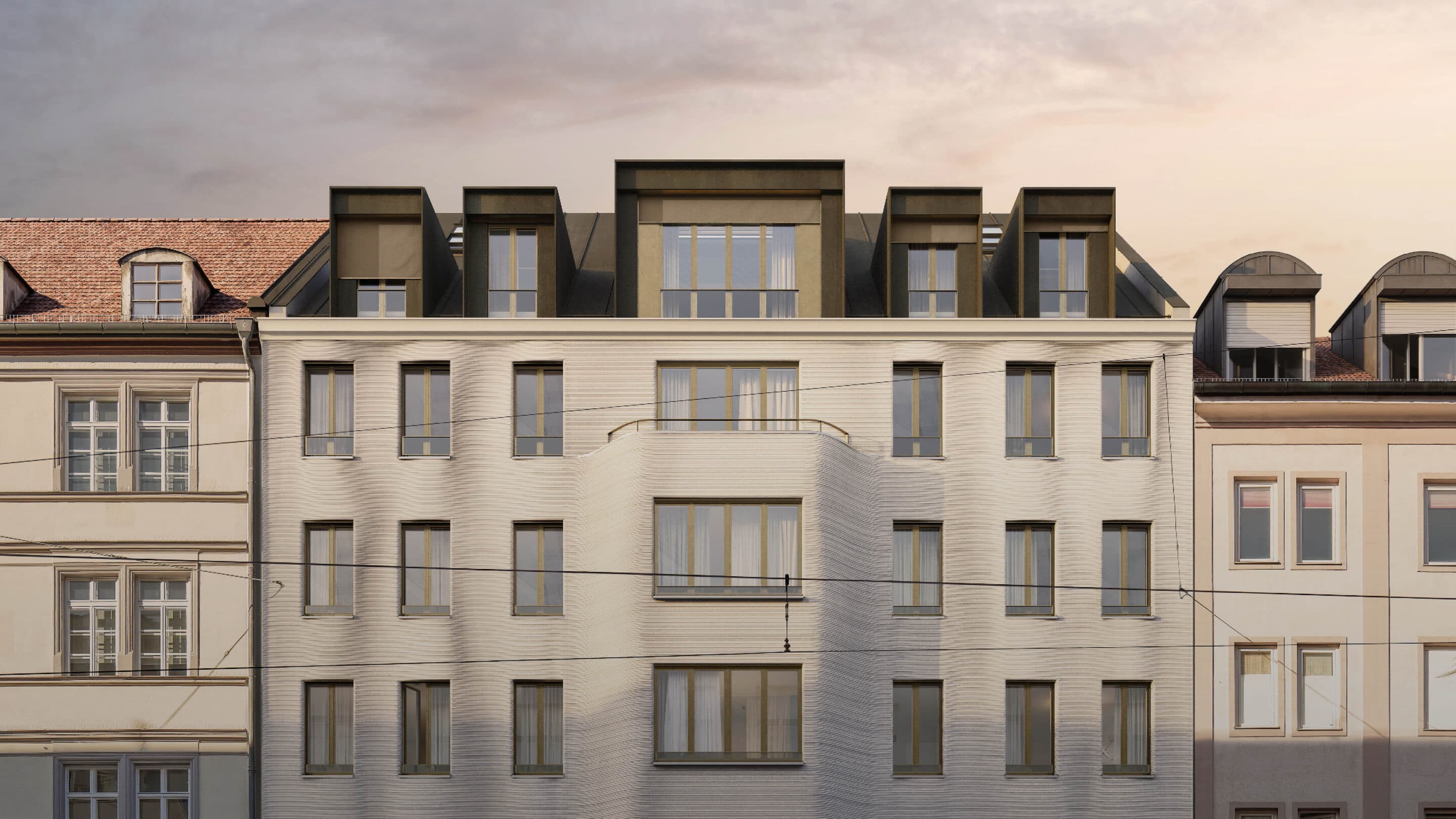 Die helle, plastisch gewellte Fassade des Stadthauses zwischen Altbauten im Abendlicht