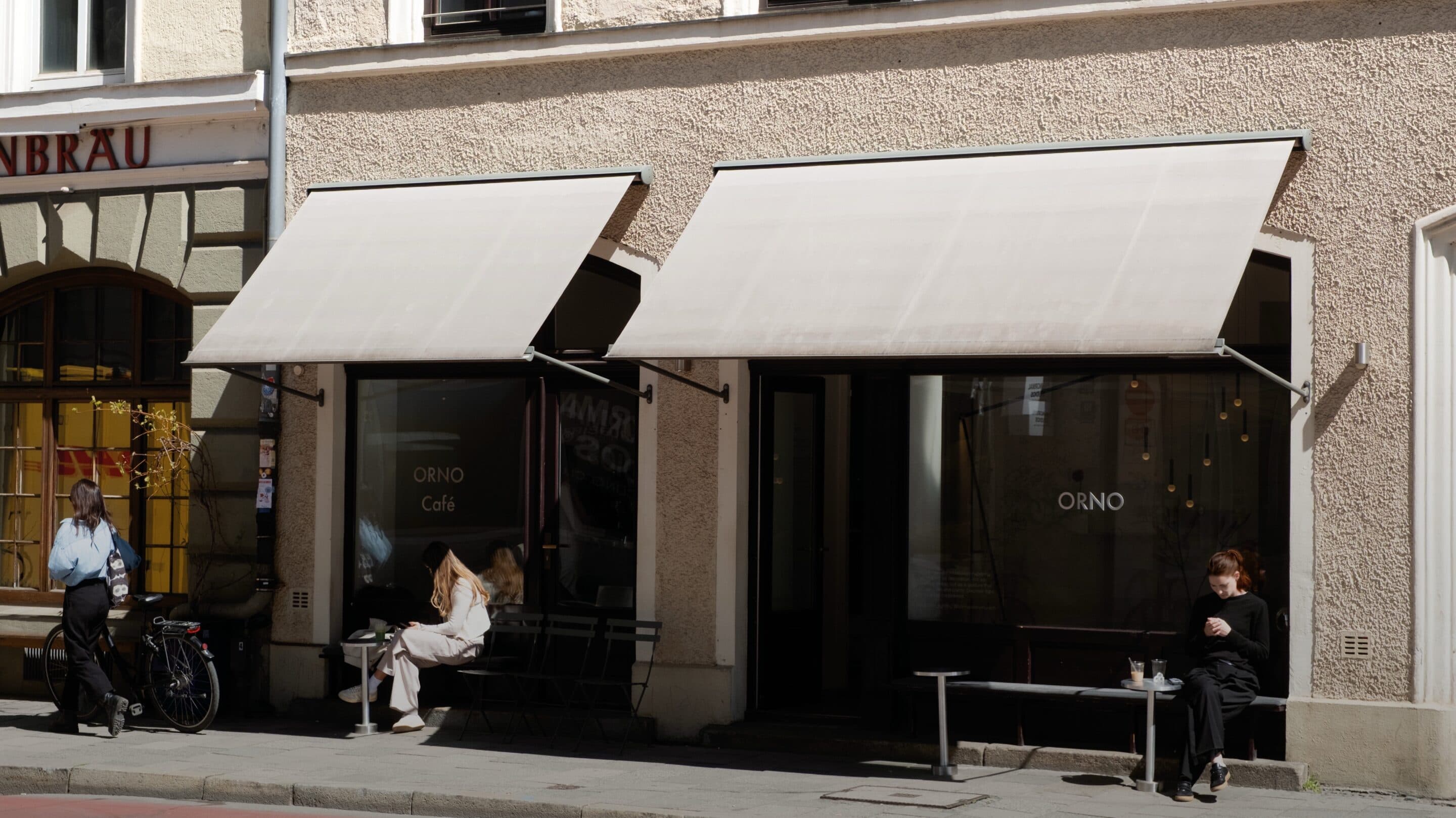 Gäste vor dem ORNO Café in der Sonne, Straßenszene im Glockenbachviertel