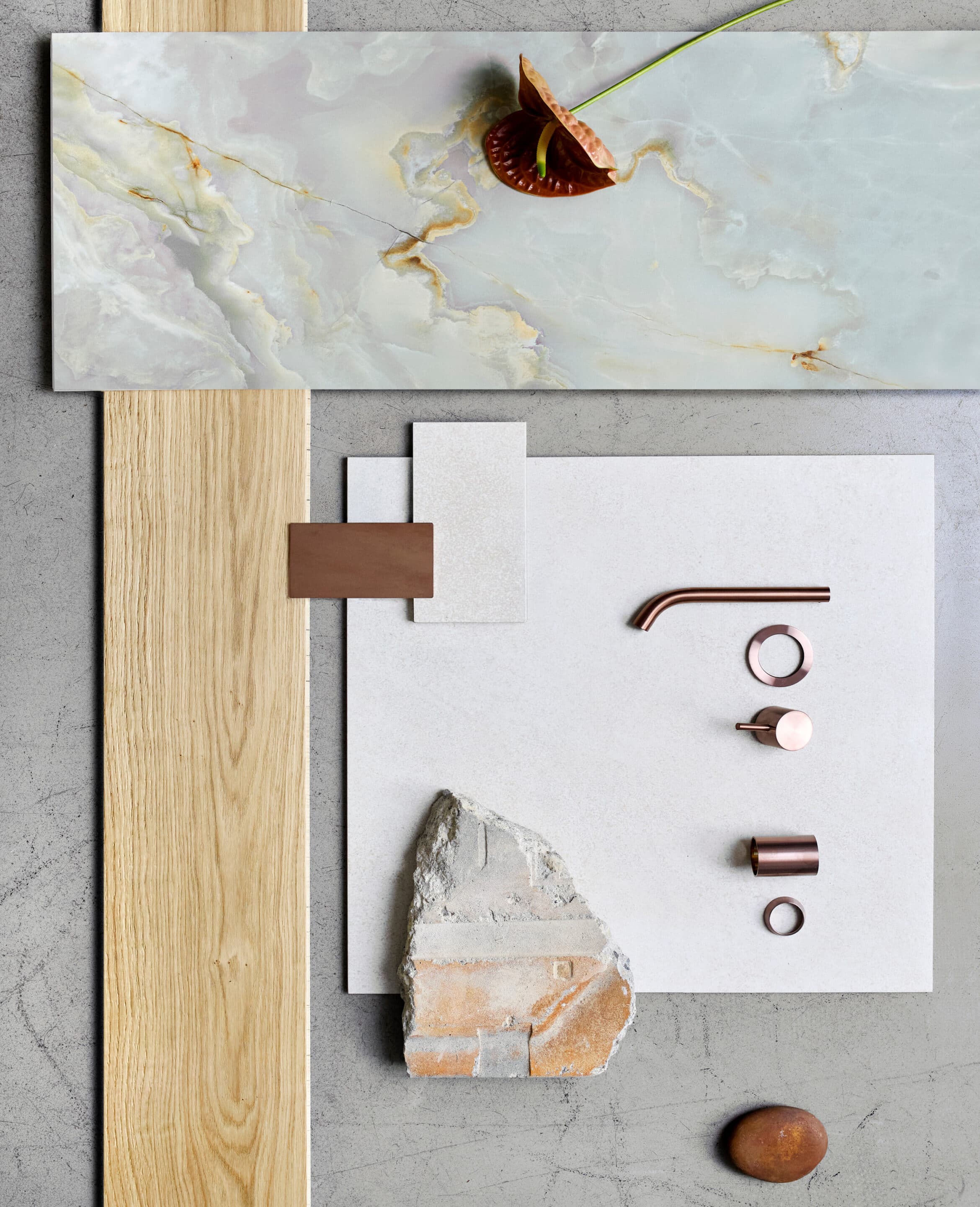 Materialcollage aus Onyx-Marmor, Eichenholz, einer Kupferleiste und einem Sandsteinbrocken