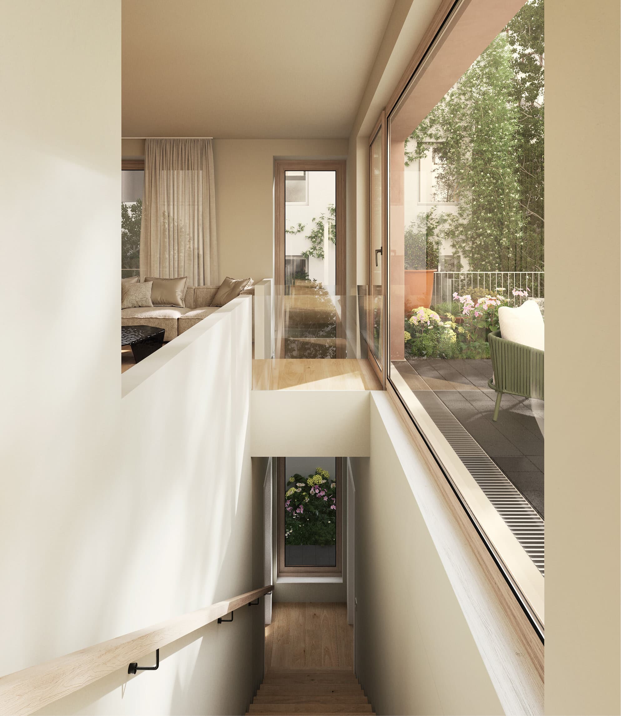 Blick von der oberen Ebene einer Maisonette entlang der Glasfront in den Garten