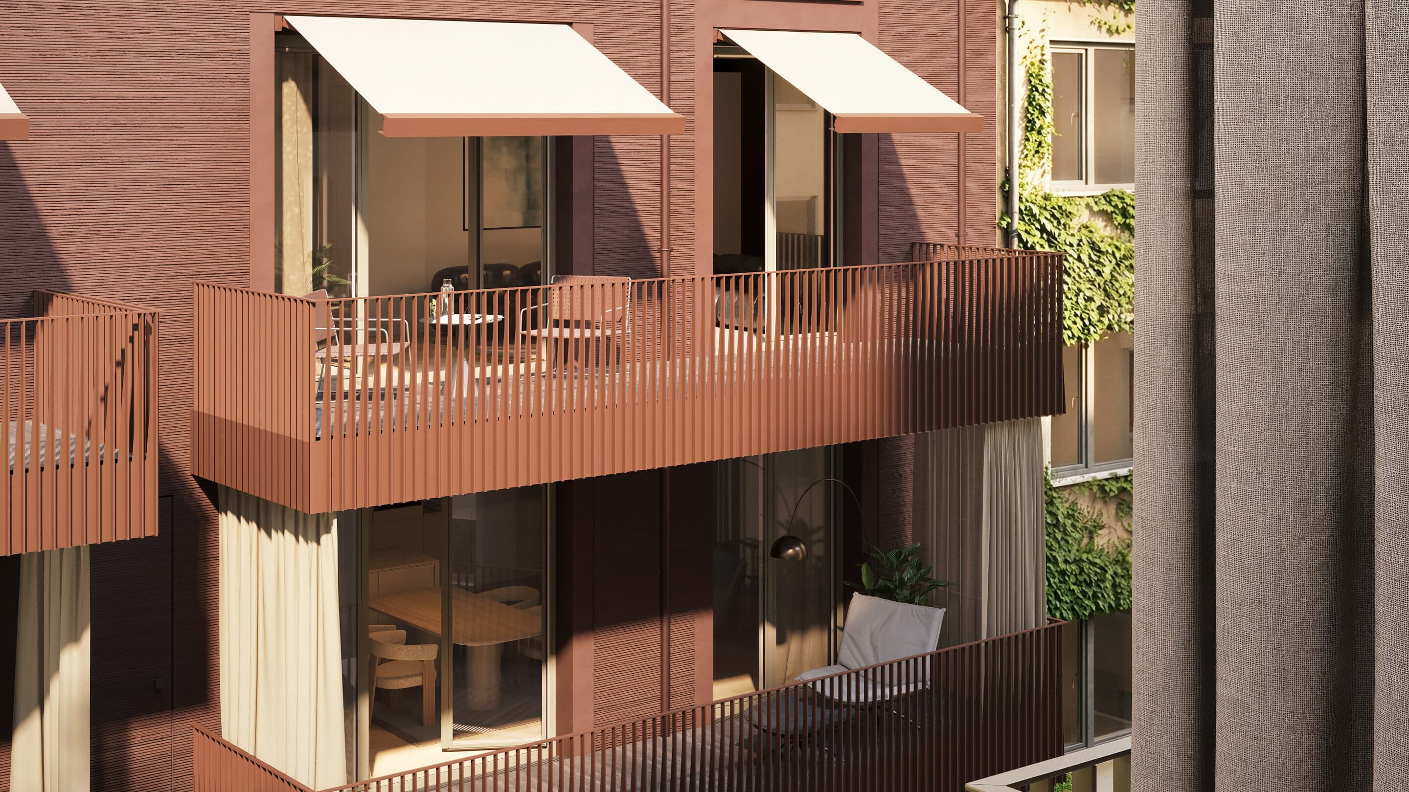 Terracottafarbene Balkone des Terrassenhauses mit Markisen im Sonnenlicht